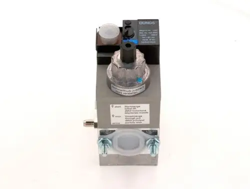 Gasarmatur von Bosch mit verschiedenen Anschlüssen und Einstellmöglichkeiten, Ansicht von oben. Auf dem Gehäuse sind technische Informationen und Einstellknöpfe sichtbar.